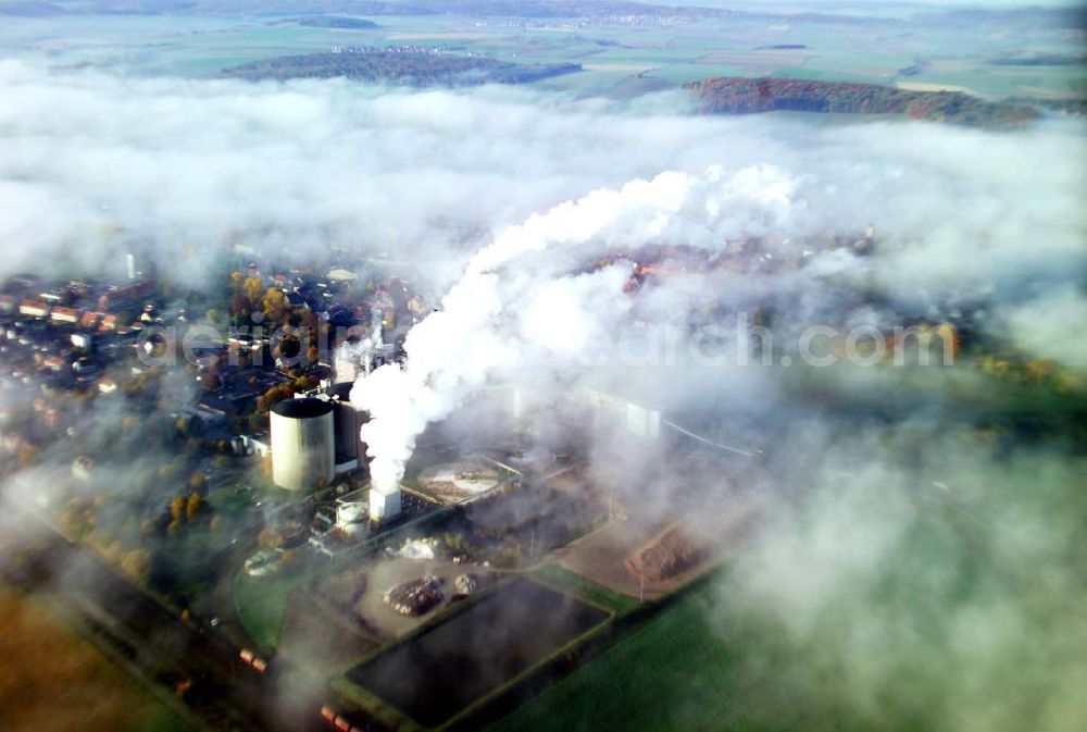 Aerial photograph Schladen - 28.10.2005 Scladen, Das Werk Schladen gehört mit seiner Inbetriebnahme 1870 zu den ersten Zuckerfabrik-Gründungen im zuckerhistorisch traditionsreichen Braunschweiger Land. Es ist der südlichst gelegene Standort der Nordzucker AG. Im Werk Schladen wird die Grundsorte produziert. Nordzucker AG, Werk Schladen, Bahnhofstraße 13, 38315 Schladen