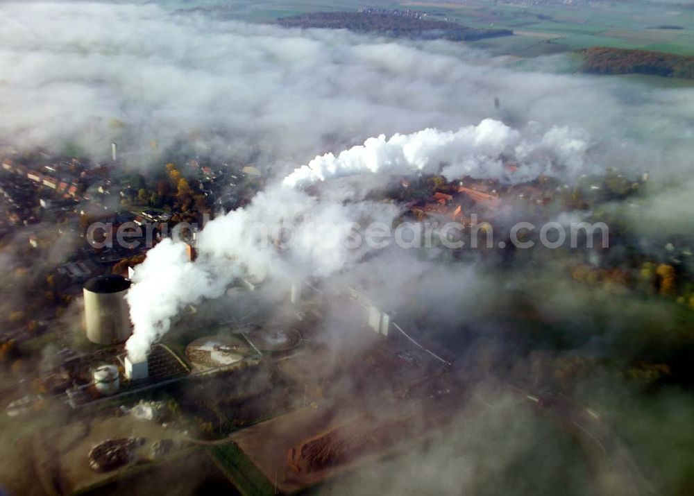 Schladen from above - 28.10.2005 Scladen, Das Werk Schladen gehört mit seiner Inbetriebnahme 1870 zu den ersten Zuckerfabrik-Gründungen im zuckerhistorisch traditionsreichen Braunschweiger Land. Es ist der südlichst gelegene Standort der Nordzucker AG. Im Werk Schladen wird die Grundsorte produziert. Nordzucker AG, Werk Schladen, Bahnhofstraße 13, 38315 Schladen