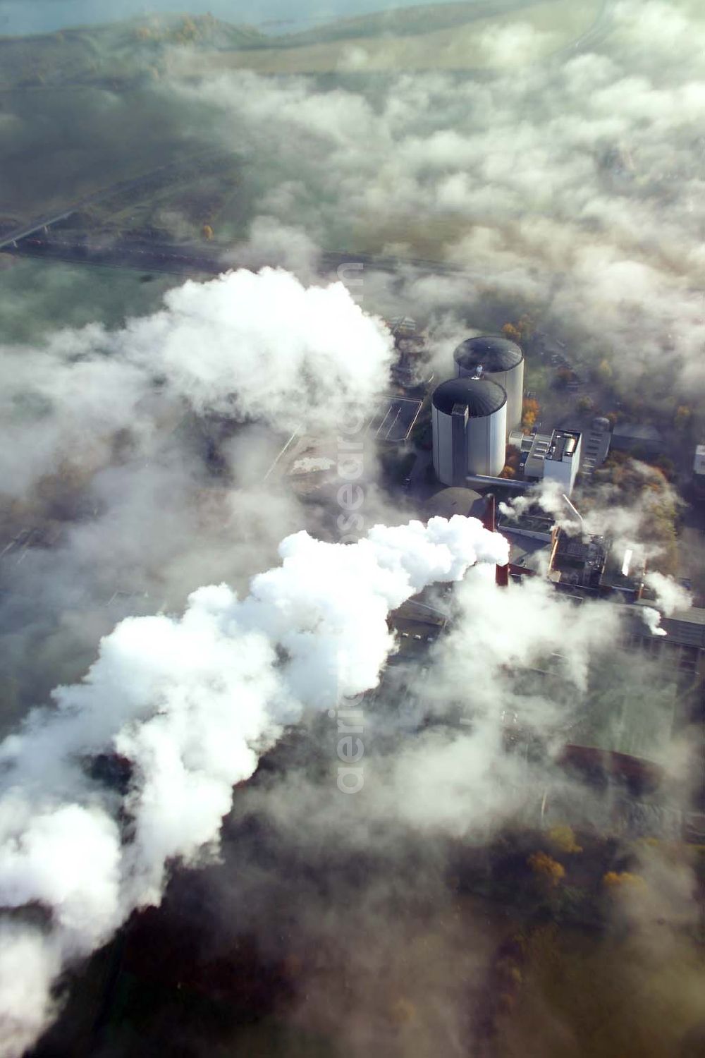 Aerial image Schladen - 28.10.2005 Scladen, Das Werk Schladen gehört mit seiner Inbetriebnahme 1870 zu den ersten Zuckerfabrik-Gründungen im zuckerhistorisch traditionsreichen Braunschweiger Land. Es ist der südlichst gelegene Standort der Nordzucker AG. Im Werk Schladen wird die Grundsorte produziert. Nordzucker AG, Werk Schladen, Bahnhofstraße 13, 38315 Schladen