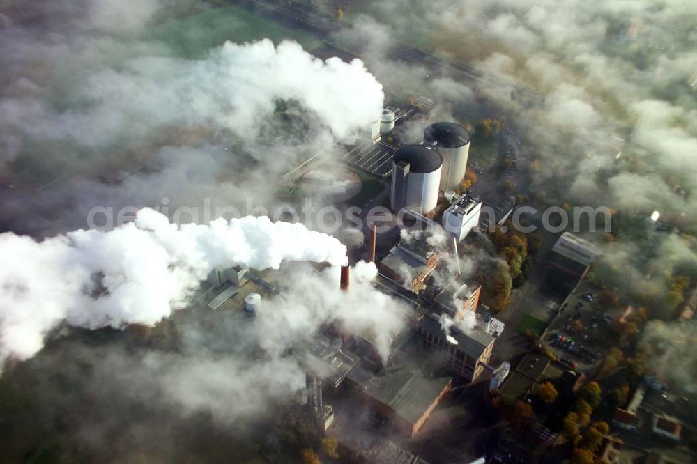 Aerial photograph Schladen - 28.10.2005 Scladen, Das Werk Schladen gehört mit seiner Inbetriebnahme 1870 zu den ersten Zuckerfabrik-Gründungen im zuckerhistorisch traditionsreichen Braunschweiger Land. Es ist der südlichst gelegene Standort der Nordzucker AG. Im Werk Schladen wird die Grundsorte produziert. Nordzucker AG, Werk Schladen, Bahnhofstraße 13, 38315 Schladen