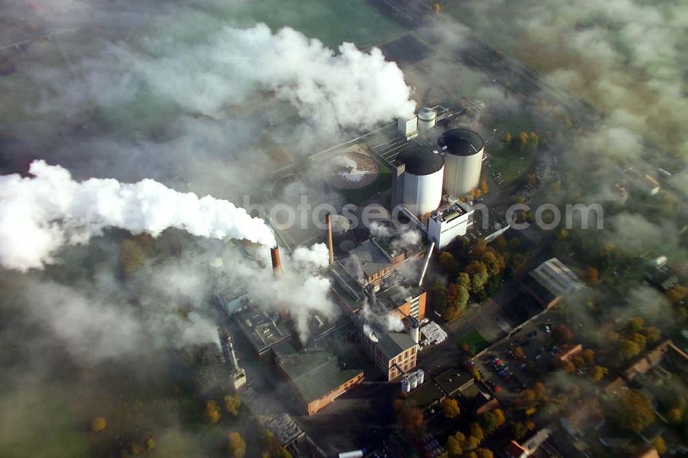 Schladen from above - 28.10.2005 Scladen, Das Werk Schladen gehört mit seiner Inbetriebnahme 1870 zu den ersten Zuckerfabrik-Gründungen im zuckerhistorisch traditionsreichen Braunschweiger Land. Es ist der südlichst gelegene Standort der Nordzucker AG. Im Werk Schladen wird die Grundsorte produziert. Nordzucker AG, Werk Schladen, Bahnhofstraße 13, 38315 Schladen