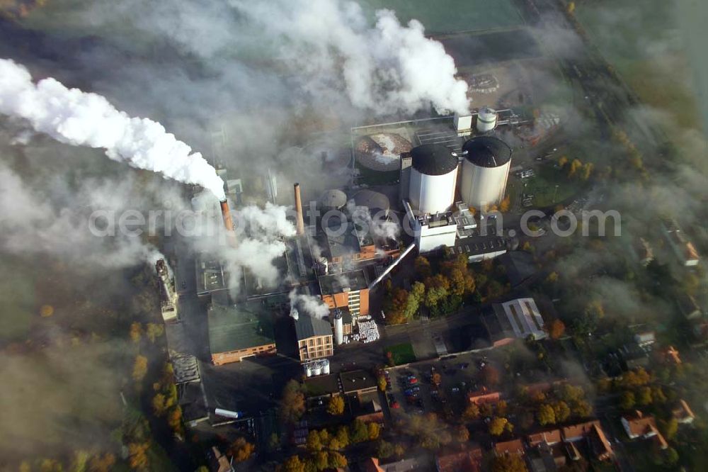 Schladen from the bird's eye view: 28.10.2005 Scladen, Das Werk Schladen gehört mit seiner Inbetriebnahme 1870 zu den ersten Zuckerfabrik-Gründungen im zuckerhistorisch traditionsreichen Braunschweiger Land. Es ist der südlichst gelegene Standort der Nordzucker AG. Im Werk Schladen wird die Grundsorte produziert. Nordzucker AG, Werk Schladen, Bahnhofstraße 13, 38315 Schladen