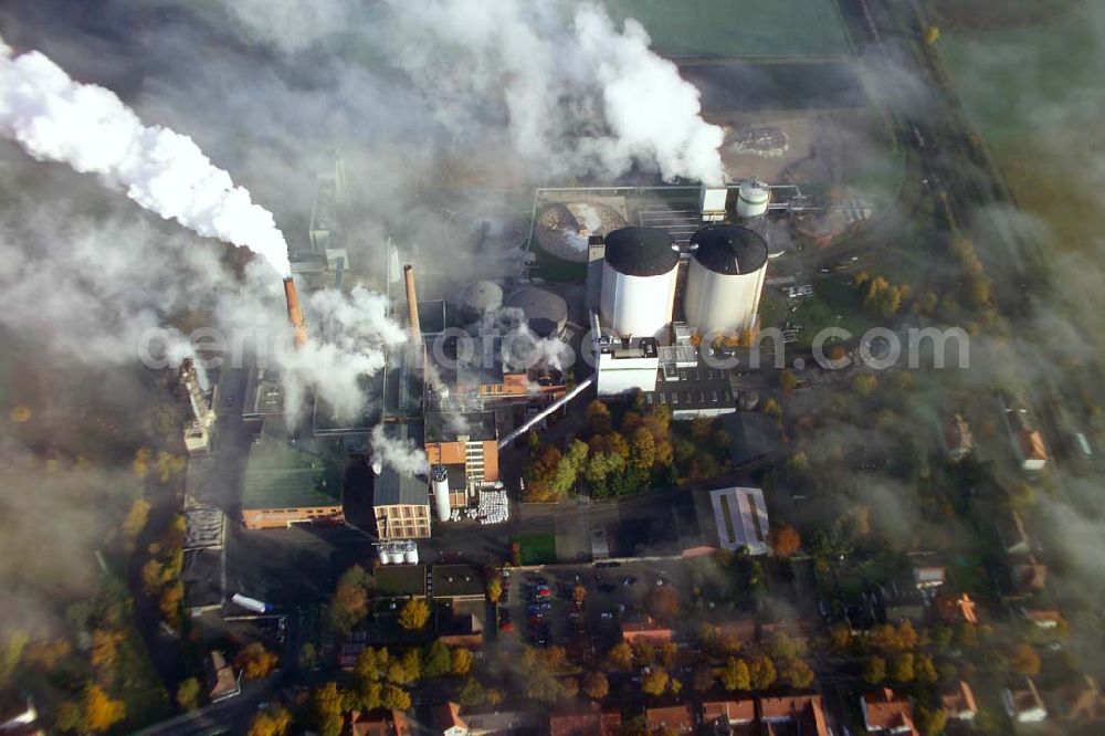 Aerial image Schladen - 28.10.2005 Scladen, Das Werk Schladen gehört mit seiner Inbetriebnahme 1870 zu den ersten Zuckerfabrik-Gründungen im zuckerhistorisch traditionsreichen Braunschweiger Land. Es ist der südlichst gelegene Standort der Nordzucker AG. Im Werk Schladen wird die Grundsorte produziert. Nordzucker AG, Werk Schladen, Bahnhofstraße 13, 38315 Schladen