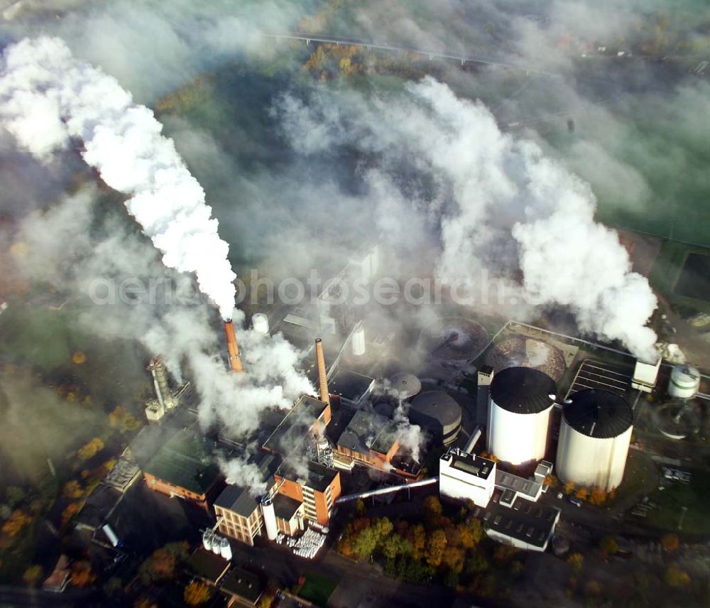 Aerial photograph Schladen - 28.10.2005 Scladen, Das Werk Schladen gehört mit seiner Inbetriebnahme 1870 zu den ersten Zuckerfabrik-Gründungen im zuckerhistorisch traditionsreichen Braunschweiger Land. Es ist der südlichst gelegene Standort der Nordzucker AG. Im Werk Schladen wird die Grundsorte produziert. Nordzucker AG, Werk Schladen, Bahnhofstraße 13, 38315 Schladen