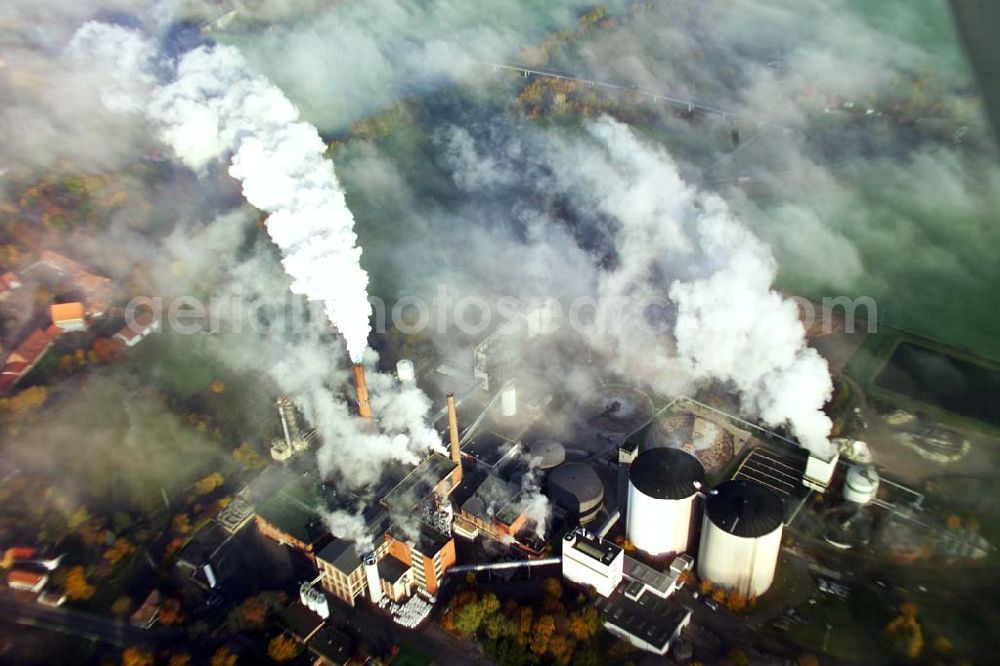 Schladen from above - 28.10.2005 Scladen, Das Werk Schladen gehört mit seiner Inbetriebnahme 1870 zu den ersten Zuckerfabrik-Gründungen im zuckerhistorisch traditionsreichen Braunschweiger Land. Es ist der südlichst gelegene Standort der Nordzucker AG. Im Werk Schladen wird die Grundsorte produziert. Nordzucker AG, Werk Schladen, Bahnhofstraße 13, 38315 Schladen