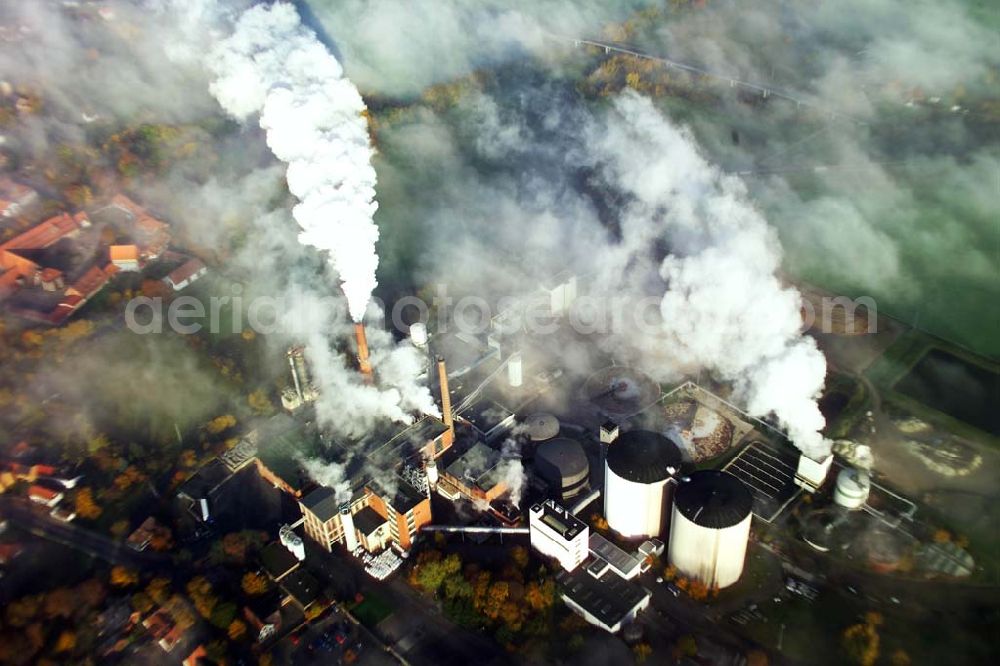 Schladen from the bird's eye view: 28.10.2005 Scladen, Das Werk Schladen gehört mit seiner Inbetriebnahme 1870 zu den ersten Zuckerfabrik-Gründungen im zuckerhistorisch traditionsreichen Braunschweiger Land. Es ist der südlichst gelegene Standort der Nordzucker AG. Im Werk Schladen wird die Grundsorte produziert. Nordzucker AG, Werk Schladen, Bahnhofstraße 13, 38315 Schladen