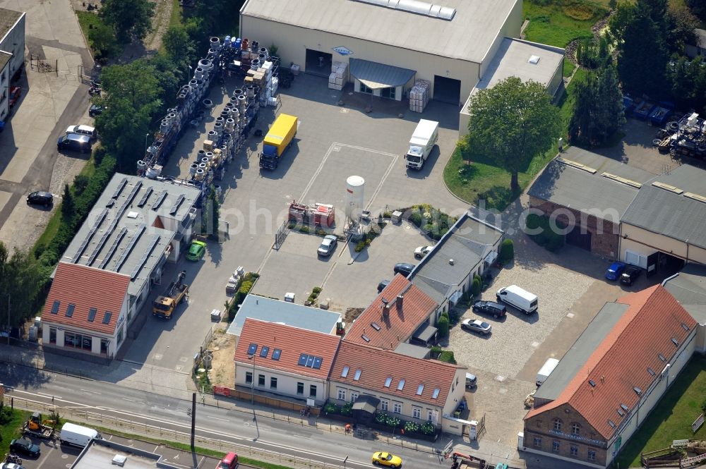 Aerial photograph Berlin - View of the shop Pevel for pump systems in Mahlsdorf in Berlin. The GmbH is located at Hultschiner Damm