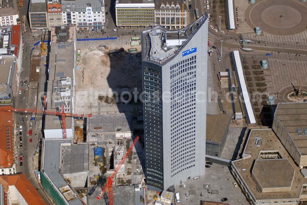 Leipzig from the bird's eye view: Blick auf die fast abgeschlossenen Abrissarbeiten der alten Mensa der Leipziger Universität am MDR-Hochhaus in Leipzig. Nachdem im Inneren Einbauten und Beläge entfernt wurden, ist der Abriss. Dort, wo einst auch die 1968 gesprengte Paulinerkirche stand, verschwinden Mensa und benachbartes Uni-Hauptgebäude. An ihrer Stelle soll ein 42 Millionen Euro teurer Mehrzweckbau entstehen. Der Umbau des gesamten Leipziger Uni-Areals kostet 145 Millionen Euro. Die Eröffnung des neuen Campus ist zum 600. Gründungstag der Alma Mater Lipsiensis am 2. Dezember 2009 geplant