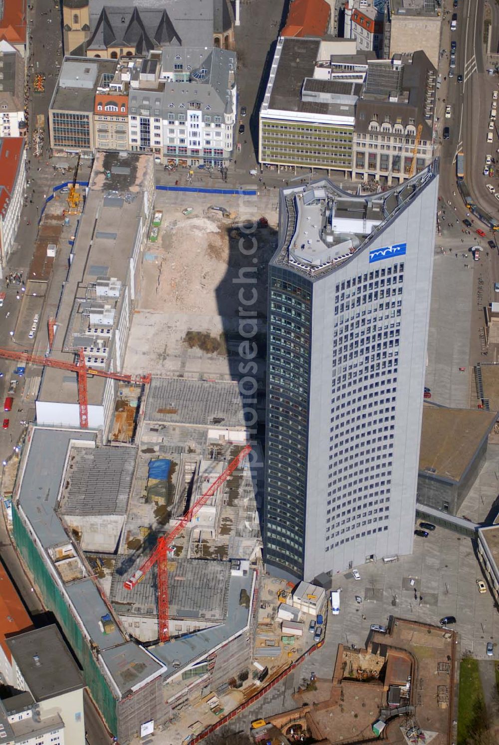 Aerial image Leipzig - Blick auf die fast abgeschlossenen Abrissarbeiten der alten Mensa der Leipziger Universität am MDR-Hochhaus in Leipzig. Nachdem im Inneren Einbauten und Beläge entfernt wurden, ist der Abriss. Dort, wo einst auch die 1968 gesprengte Paulinerkirche stand, verschwinden Mensa und benachbartes Uni-Hauptgebäude. An ihrer Stelle soll ein 42 Millionen Euro teurer Mehrzweckbau entstehen. Der Umbau des gesamten Leipziger Uni-Areals kostet 145 Millionen Euro. Die Eröffnung des neuen Campus ist zum 600. Gründungstag der Alma Mater Lipsiensis am 2. Dezember 2009 geplant