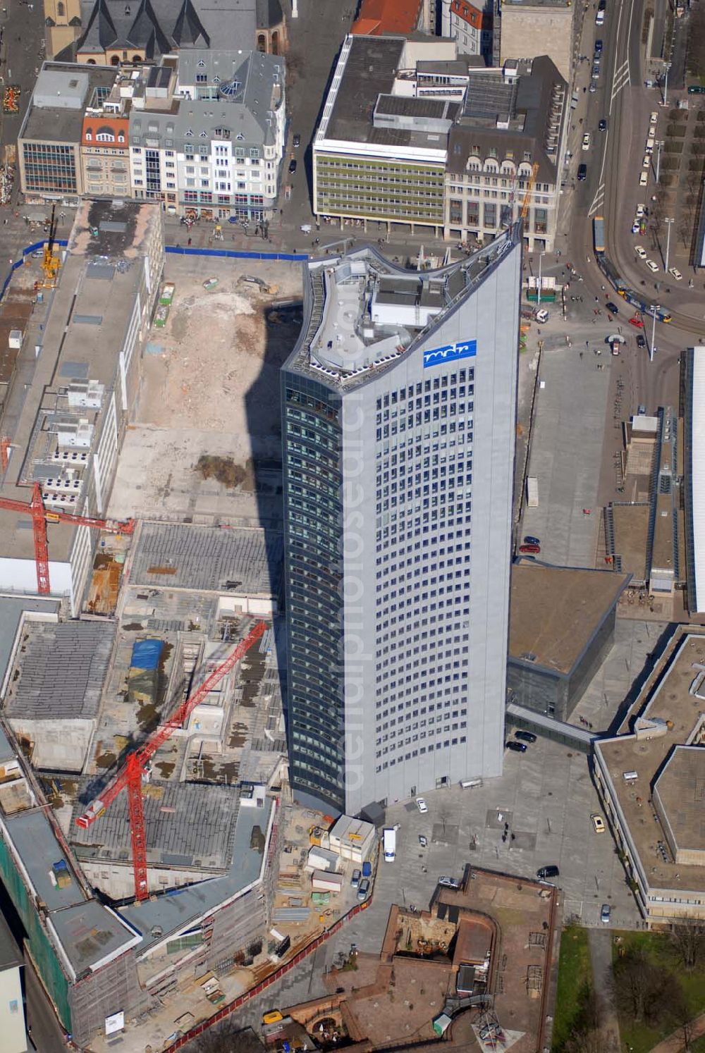 Aerial photograph Leipzig - Blick auf die fast abgeschlossenen Abrissarbeiten der alten Mensa der Leipziger Universität am MDR-Hochhaus in Leipzig. Nachdem im Inneren Einbauten und Beläge entfernt wurden, ist der Abriss. Dort, wo einst auch die 1968 gesprengte Paulinerkirche stand, verschwinden Mensa und benachbartes Uni-Hauptgebäude. An ihrer Stelle soll ein 42 Millionen Euro teurer Mehrzweckbau entstehen. Der Umbau des gesamten Leipziger Uni-Areals kostet 145 Millionen Euro. Die Eröffnung des neuen Campus ist zum 600. Gründungstag der Alma Mater Lipsiensis am 2. Dezember 2009 geplant