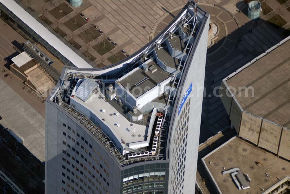 Leipzig from above - Blick auf die fast abgeschlossenen Abrissarbeiten der alten Mensa der Leipziger Universität am MDR-Hochhaus in Leipzig. Nachdem im Inneren Einbauten und Beläge entfernt wurden, ist der Abriss. Dort, wo einst auch die 1968 gesprengte Paulinerkirche stand, verschwinden Mensa und benachbartes Uni-Hauptgebäude. An ihrer Stelle soll ein 42 Millionen Euro teurer Mehrzweckbau entstehen. Der Umbau des gesamten Leipziger Uni-Areals kostet 145 Millionen Euro. Die Eröffnung des neuen Campus ist zum 600. Gründungstag der Alma Mater Lipsiensis am 2. Dezember 2009 geplant