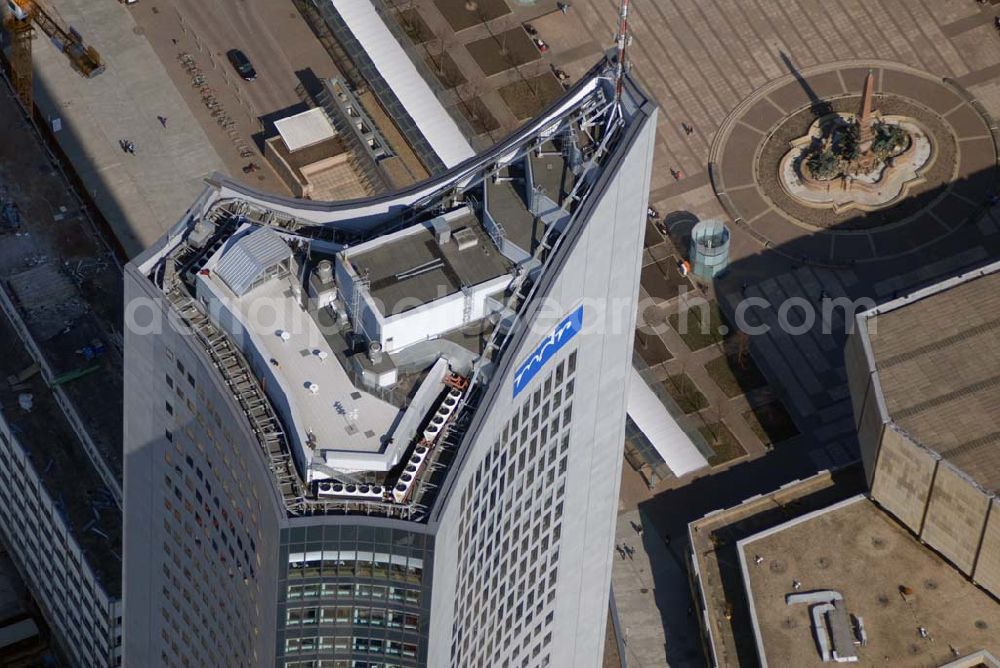 Leipzig from the bird's eye view: Blick auf die fast abgeschlossenen Abrissarbeiten der alten Mensa der Leipziger Universität am MDR-Hochhaus in Leipzig. Nachdem im Inneren Einbauten und Beläge entfernt wurden, ist der Abriss. Dort, wo einst auch die 1968 gesprengte Paulinerkirche stand, verschwinden Mensa und benachbartes Uni-Hauptgebäude. An ihrer Stelle soll ein 42 Millionen Euro teurer Mehrzweckbau entstehen. Der Umbau des gesamten Leipziger Uni-Areals kostet 145 Millionen Euro. Die Eröffnung des neuen Campus ist zum 600. Gründungstag der Alma Mater Lipsiensis am 2. Dezember 2009 geplant