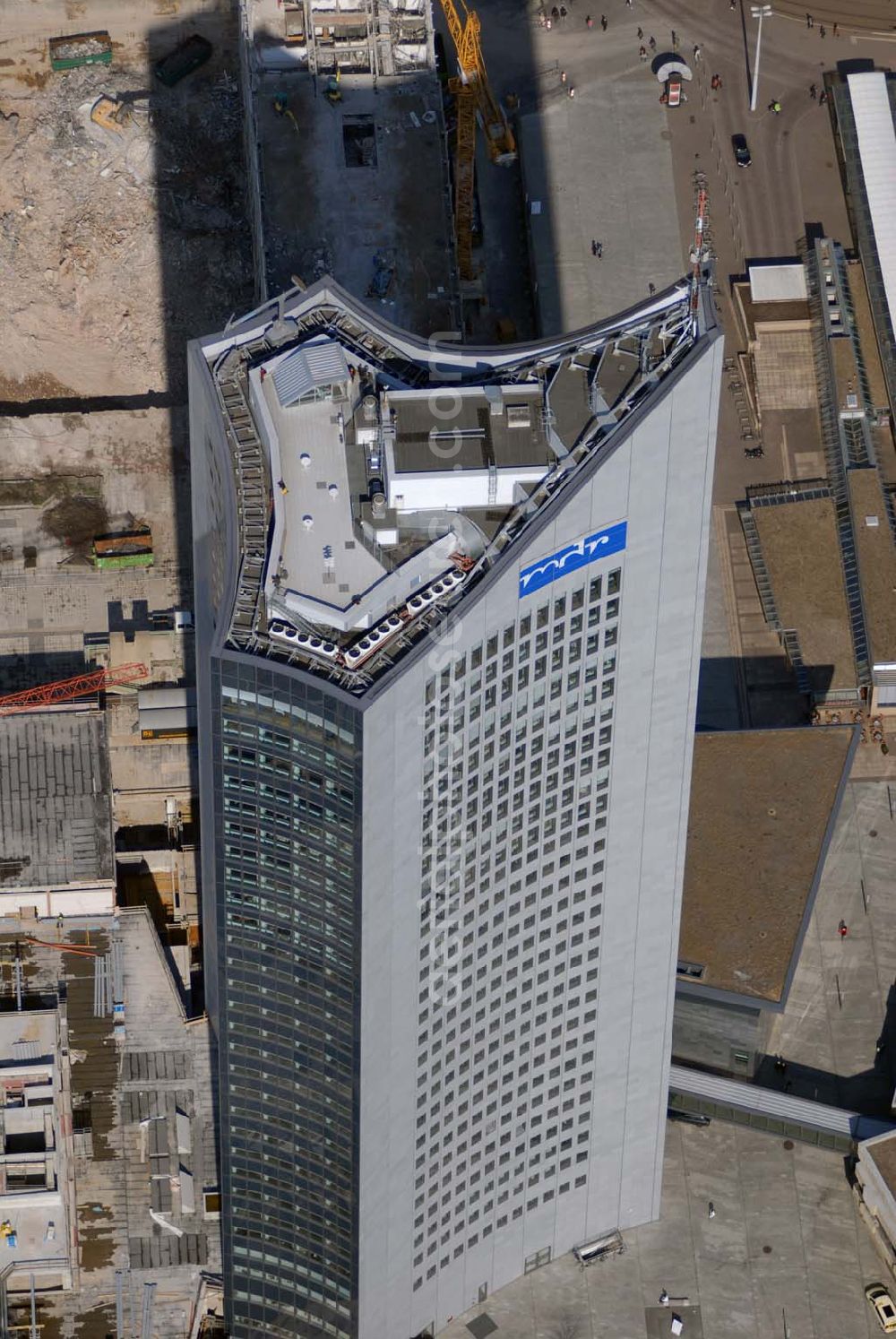 Aerial image Leipzig - Blick auf die fast abgeschlossenen Abrissarbeiten der alten Mensa der Leipziger Universität am MDR-Hochhaus in Leipzig. Nachdem im Inneren Einbauten und Beläge entfernt wurden, ist der Abriss. Dort, wo einst auch die 1968 gesprengte Paulinerkirche stand, verschwinden Mensa und benachbartes Uni-Hauptgebäude. An ihrer Stelle soll ein 42 Millionen Euro teurer Mehrzweckbau entstehen. Der Umbau des gesamten Leipziger Uni-Areals kostet 145 Millionen Euro. Die Eröffnung des neuen Campus ist zum 600. Gründungstag der Alma Mater Lipsiensis am 2. Dezember 2009 geplant