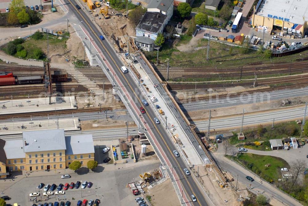 Eberswalde from above - Blick auf die fast fertige Neubaubrücke an der Heegermühler Straße (B167) am Bahnhof Eberswalde. Katharina Ertl, Stadtverwaltung Eberswalde Baudezernat, Fachdienst Stadtentwicklung, AG Stadtplanung Telefon: 03334 - 64 - 617