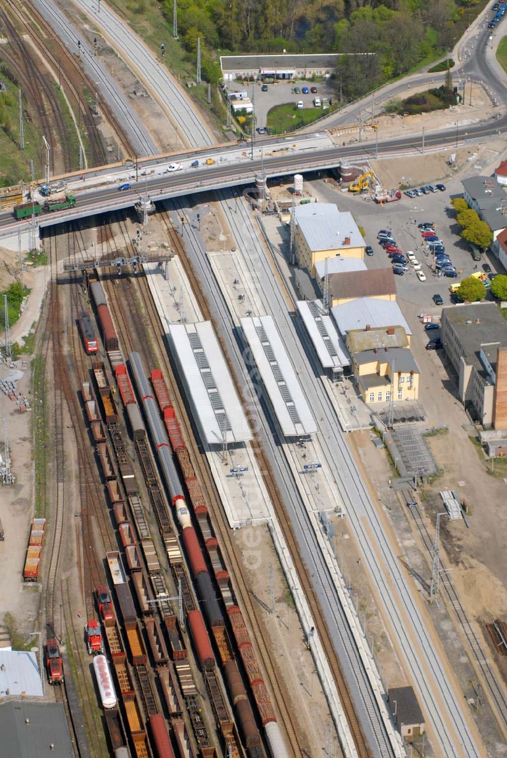 Eberswalde from the bird's eye view: Blick auf die fast fertige Neubaubrücke an der Heegermühler Straße (B167) am Bahnhof Eberswalde. Katharina Ertl, Stadtverwaltung Eberswalde Baudezernat, Fachdienst Stadtentwicklung, AG Stadtplanung Telefon: 03334 - 64 - 617