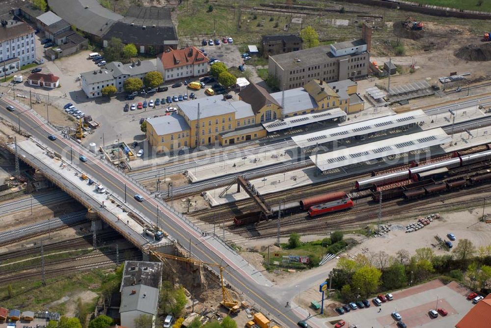 Eberswalde from above - Blick auf die fast fertige Neubaubrücke an der Heegermühler Straße (B167) am Bahnhof Eberswalde. Katharina Ertl, Stadtverwaltung Eberswalde Baudezernat, Fachdienst Stadtentwicklung, AG Stadtplanung Telefon: 03334 - 64 - 617