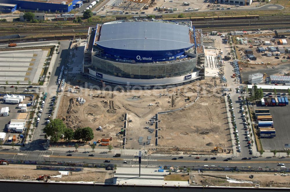 Berlin Friedrichshain from above - Blick auf die fast fertige Baustelle der O2 World / O2 Arena in Berlin - Friedrichshain.Bei der O2 World handelt es sich um eine in Bau befindliche multifunktionale Veranstaltungshalle in Berlin zwischen Ostbahnhof und Warschauer Straße im Bezirk Friedrichshain-Kreuzberg. Die Grundsteinlegung erfolgte am 13. September 2006. In der Halle sollen Sportveranstaltungen wie Eishockey und Basketball, Sikveranstaltungen sowie viele weitere Events stattfinden. Bauherr und Investor ist die Anschutz Entertainment Group, die weltweit Arenen, Theater sowie verschiedene Tochterfirmen besitzt, betreibt und promotet. Die Firma O2 Germany hat die Namensrechte an der Arena in Berlin erworben.Mit bis zu 17.000 Sitz- und Stehplätzen, 59 Entertainment-Suiten soll die O2 World die größte Veranstaltungshalle Berlins werden und eine Vielzahl von Events ermöglichen.Für den Profi-Eishockeyclub Eisbären Berlin soll die Arena die neue sportliche Heimat werden.Anschrift: Anschutz Entertainment Group Q 207 Friedrichrichstraße 76,10117 Berlin,Tel.: +49 (0)30-20 60 70 80 Fax: +49 (0)30-20 60 70 81 11, presse@o2-world.de