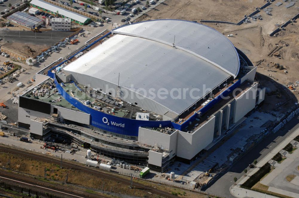 Berlin Friedrichshain from the bird's eye view: Blick auf die fast fertige Baustelle der O2 World / O2 Arena in Berlin - Friedrichshain.Bei der O2 World handelt es sich um eine in Bau befindliche multifunktionale Veranstaltungshalle in Berlin zwischen Ostbahnhof und Warschauer Straße im Bezirk Friedrichshain-Kreuzberg. Die Grundsteinlegung erfolgte am 13. September 2006. In der Halle sollen Sportveranstaltungen wie Eishockey und Basketball, Sikveranstaltungen sowie viele weitere Events stattfinden. Bauherr und Investor ist die Anschutz Entertainment Group, die weltweit Arenen, Theater sowie verschiedene Tochterfirmen besitzt, betreibt und promotet. Die Firma O2 Germany hat die Namensrechte an der Arena in Berlin erworben.Mit bis zu 17.000 Sitz- und Stehplätzen, 59 Entertainment-Suiten soll die O2 World die größte Veranstaltungshalle Berlins werden und eine Vielzahl von Events ermöglichen.Für den Profi-Eishockeyclub Eisbären Berlin soll die Arena die neue sportliche Heimat werden.Anschrift: Anschutz Entertainment Group Q 207 Friedrichrichstraße 76,10117 Berlin,Tel.: +49 (0)30-20 60 70 80 Fax: +49 (0)30-20 60 70 81 11, presse@o2-world.de