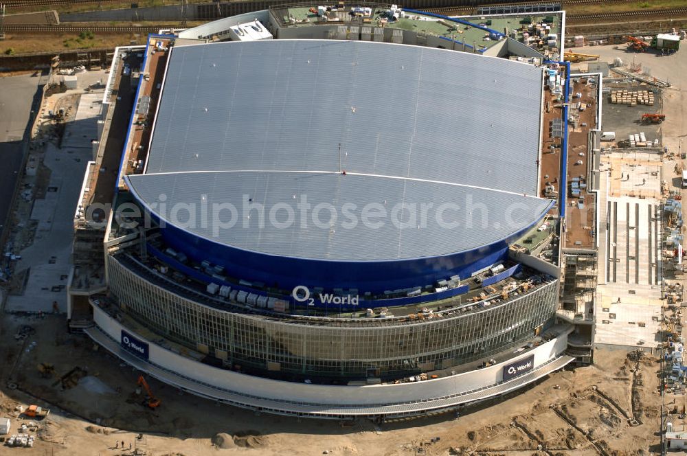 Berlin Friedrichshain from the bird's eye view: Blick auf die fast fertige Baustelle der O2 World / O2 Arena in Berlin - Friedrichshain.Bei der O2 World handelt es sich um eine in Bau befindliche multifunktionale Veranstaltungshalle in Berlin zwischen Ostbahnhof und Warschauer Straße im Bezirk Friedrichshain-Kreuzberg. Die Grundsteinlegung erfolgte am 13. September 2006. In der Halle sollen Sportveranstaltungen wie Eishockey und Basketball, Sikveranstaltungen sowie viele weitere Events stattfinden. Bauherr und Investor ist die Anschutz Entertainment Group, die weltweit Arenen, Theater sowie verschiedene Tochterfirmen besitzt, betreibt und promotet. Die Firma O2 Germany hat die Namensrechte an der Arena in Berlin erworben.Mit bis zu 17.000 Sitz- und Stehplätzen, 59 Entertainment-Suiten soll die O2 World die größte Veranstaltungshalle Berlins werden und eine Vielzahl von Events ermöglichen.Für den Profi-Eishockeyclub Eisbären Berlin soll die Arena die neue sportliche Heimat werden.Anschrift: Anschutz Entertainment Group Q 207 Friedrichrichstraße 76,10117 Berlin,Tel.: +49 (0)30-20 60 70 80 Fax: +49 (0)30-20 60 70 81 11, presse@o2-world.de