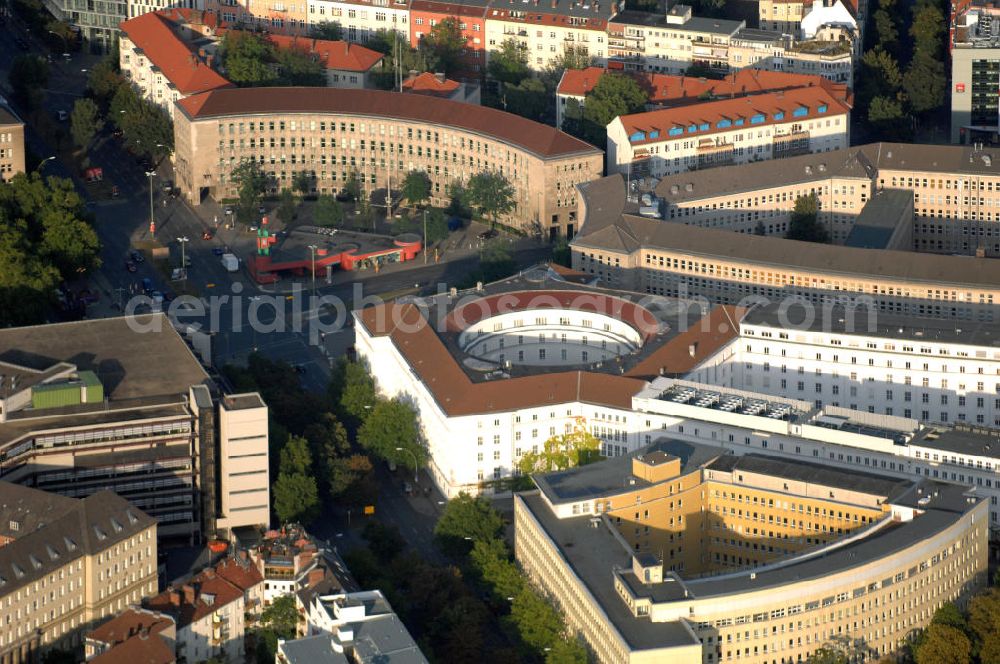 Berlin from the bird's eye view: Bllick auf den Fehrbelliner Platz des Berliner Bezirks Charlottenburg-Wilmersdorf. Er liegt am Kreuzungspunkt des Hohenzollerndamms mit der Brandenburgischen Stra?e. Er wurde in Hufeisenform angelegt und man findet dort einige Verwaltungsgeb?ude, z.B. die Senatsverwaltung f?r Stadtentwicklung im oberen Bildteil. Davor ist der Eingang zum U-Bahnhof Fehrbelliner Platz zu sehen.