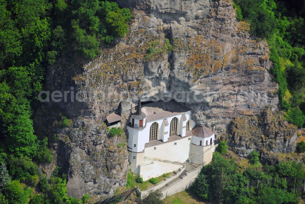 Aerial photograph Oberstein - Blick auf die Felsenkirche in Oberstein in Rheinland Pfalz.Hoch über den Häusern von Oberstein erhebt sich die Felsenkirche, hineingebaut in eine natürliche Felsnische.Wyrich IV. von Daun-Oberstein ließ sie 1482-1484 errichten. Hinter ihr ragt die Felswand steil empor, unter ihr schmiegen sich die Häuser von Oberstein an den Hang. Dank ihrer exponierter Lage ist die Kirche zum Wahrzeichen der Stadt geworden. Die Kirche ist nur durch einen in den Felsen geschlagenen Tunnel (1980-1981) zu erreichen.Die größte Kostbarkeit ist der mitteralterliche Flügelaltar. Er wurde um 1400 von einem unbekannten Meister, dem Meister der Mainzer Verspottung, erschaffen.Evangelische Kirchengemeinde Oberstein,Vollmersbachstraße 22,55743Idar-Oberstein,Tel.:+4967814587310,Ev.Gemeindeamt-Oberstein@t-online.de,Achim Walder: