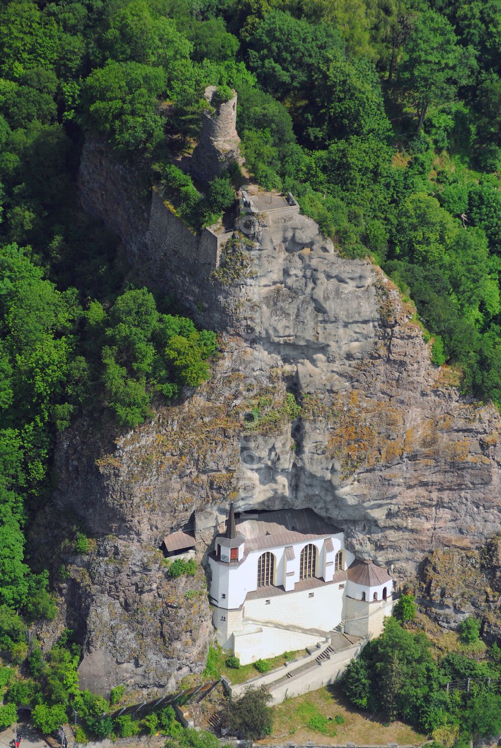 Oberstein from above - Blick auf die Felsenkirche in Oberstein in Rheinland Pfalz.Hoch über den Häusern von Oberstein erhebt sich die Felsenkirche, hineingebaut in eine natürliche Felsnische.Wyrich IV. von Daun-Oberstein ließ sie 1482-1484 errichten. Hinter ihr ragt die Felswand steil empor, unter ihr schmiegen sich die Häuser von Oberstein an den Hang. Dank ihrer exponierter Lage ist die Kirche zum Wahrzeichen der Stadt geworden. Die Kirche ist nur durch einen in den Felsen geschlagenen Tunnel (1980-1981) zu erreichen.Die größte Kostbarkeit ist der mitteralterliche Flügelaltar. Er wurde um 1400 von einem unbekannten Meister, dem Meister der Mainzer Verspottung, erschaffen.Evangelische Kirchengemeinde Oberstein,Vollmersbachstraße 22,55743Idar-Oberstein,Tel.:+4967814587310,Ev.Gemeindeamt-Oberstein@t-online.de,Achim Walder: