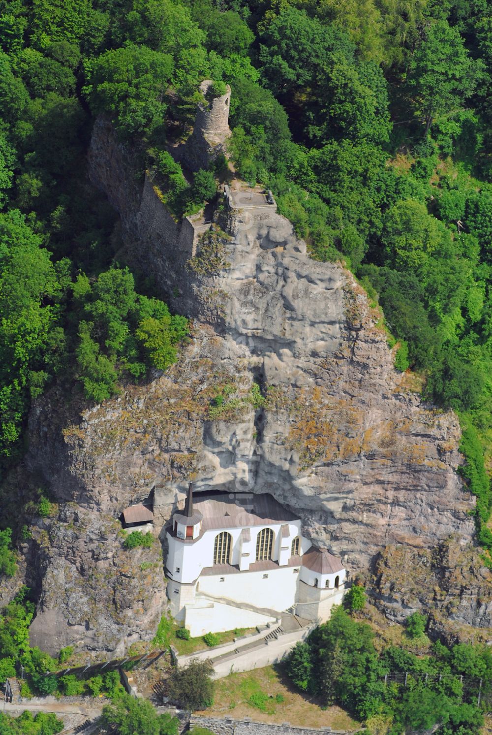 Aerial image Oberstein - Blick auf die Felsenkirche in Oberstein in Rheinland Pfalz.Hoch über den Häusern von Oberstein erhebt sich die Felsenkirche, hineingebaut in eine natürliche Felsnische.Wyrich IV. von Daun-Oberstein ließ sie 1482-1484 errichten. Hinter ihr ragt die Felswand steil empor, unter ihr schmiegen sich die Häuser von Oberstein an den Hang. Dank ihrer exponierter Lage ist die Kirche zum Wahrzeichen der Stadt geworden. Die Kirche ist nur durch einen in den Felsen geschlagenen Tunnel (1980-1981) zu erreichen.Die größte Kostbarkeit ist der mitteralterliche Flügelaltar. Er wurde um 1400 von einem unbekannten Meister, dem Meister der Mainzer Verspottung, erschaffen.Evangelische Kirchengemeinde Oberstein,Vollmersbachstraße 22,55743Idar-Oberstein,Tel.:+4967814587310,Ev.Gemeindeamt-Oberstein@t-online.de,Achim Walder: