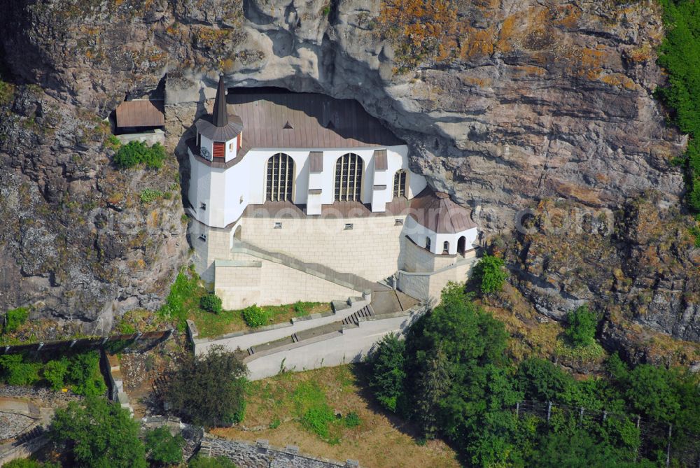 Aerial photograph Oberstein - Blick auf die Felsenkirche in Oberstein in Rheinland Pfalz.Hoch über den Häusern von Oberstein erhebt sich die Felsenkirche, hineingebaut in eine natürliche Felsnische.Wyrich IV. von Daun-Oberstein ließ sie 1482-1484 errichten. Hinter ihr ragt die Felswand steil empor, unter ihr schmiegen sich die Häuser von Oberstein an den Hang. Dank ihrer exponierter Lage ist die Kirche zum Wahrzeichen der Stadt geworden. Die Kirche ist nur durch einen in den Felsen geschlagenen Tunnel (1980-1981) zu erreichen.Die größte Kostbarkeit ist der mitteralterliche Flügelaltar. Er wurde um 1400 von einem unbekannten Meister, dem Meister der Mainzer Verspottung, erschaffen.Evangelische Kirchengemeinde Oberstein,Vollmersbachstraße 22,55743Idar-Oberstein,Tel.:+4967814587310,Ev.Gemeindeamt-Oberstein@t-online.de,Achim Walder: