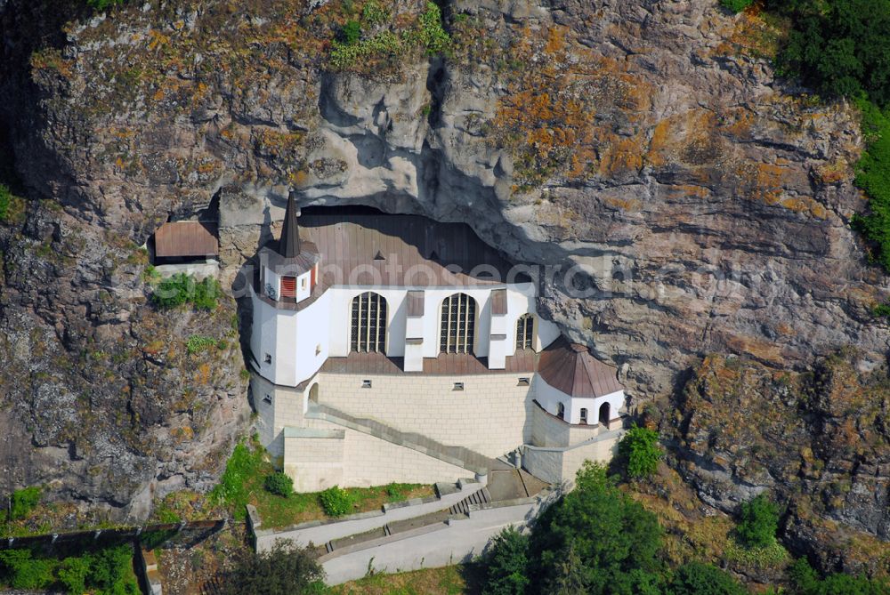 Oberstein from above - Blick auf die Felsenkirche in Oberstein in Rheinland Pfalz.Hoch über den Häusern von Oberstein erhebt sich die Felsenkirche, hineingebaut in eine natürliche Felsnische.Wyrich IV. von Daun-Oberstein ließ sie 1482-1484 errichten. Hinter ihr ragt die Felswand steil empor, unter ihr schmiegen sich die Häuser von Oberstein an den Hang. Dank ihrer exponierter Lage ist die Kirche zum Wahrzeichen der Stadt geworden. Die Kirche ist nur durch einen in den Felsen geschlagenen Tunnel (1980-1981) zu erreichen.Die größte Kostbarkeit ist der mitteralterliche Flügelaltar. Er wurde um 1400 von einem unbekannten Meister, dem Meister der Mainzer Verspottung, erschaffen.Evangelische Kirchengemeinde Oberstein,Vollmersbachstraße 22,55743Idar-Oberstein,Tel.:+4967814587310,Ev.Gemeindeamt-Oberstein@t-online.de,Achim Walder: