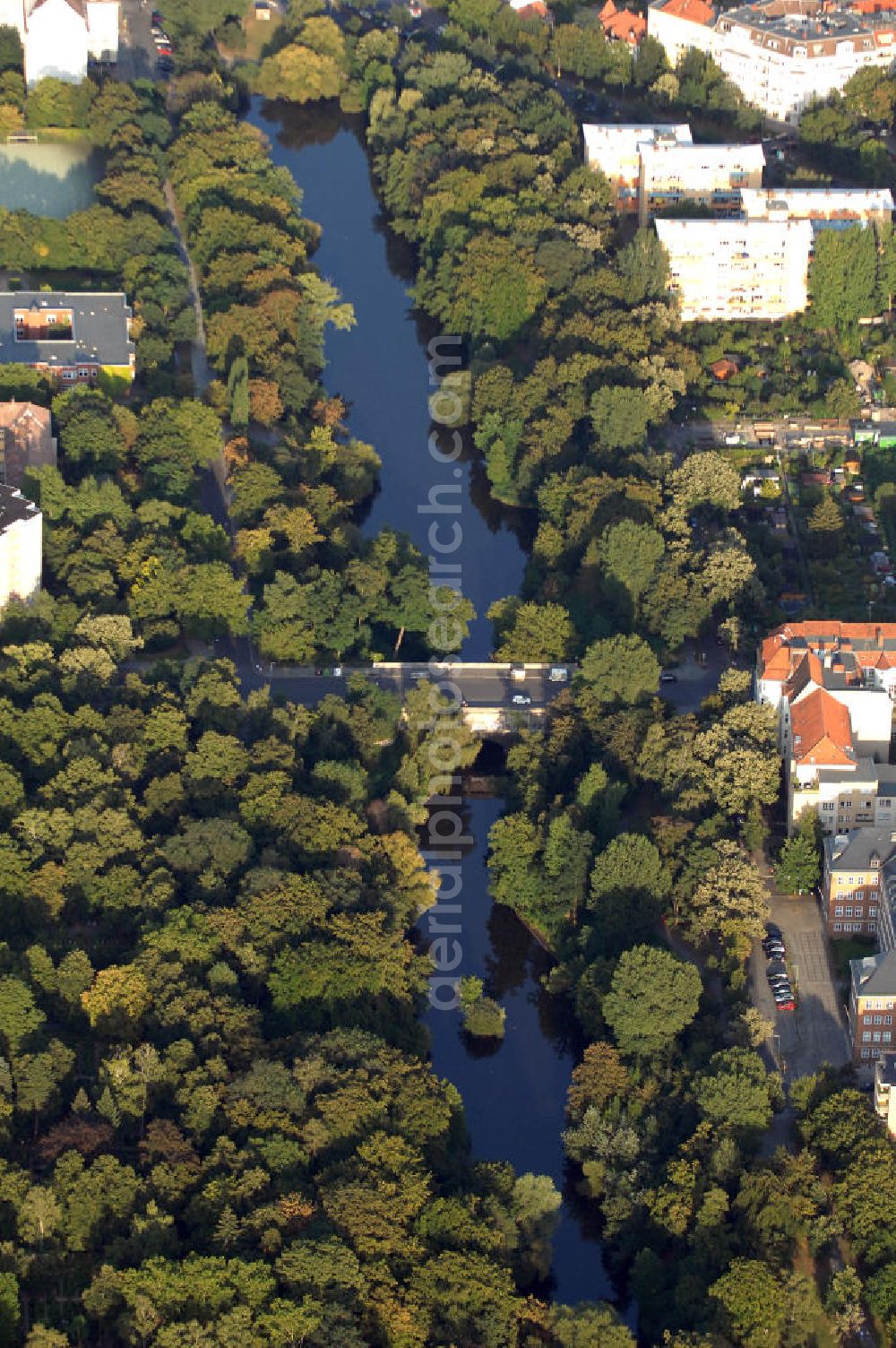 Berlin from above - Blick auf den Fennsee im Berliner Bezirk Charlottenburg-Wilmersdorf. Er befindet sich im Volkspark Wilmersdorf und wird in der Mitte von der Barbrücke überquert.