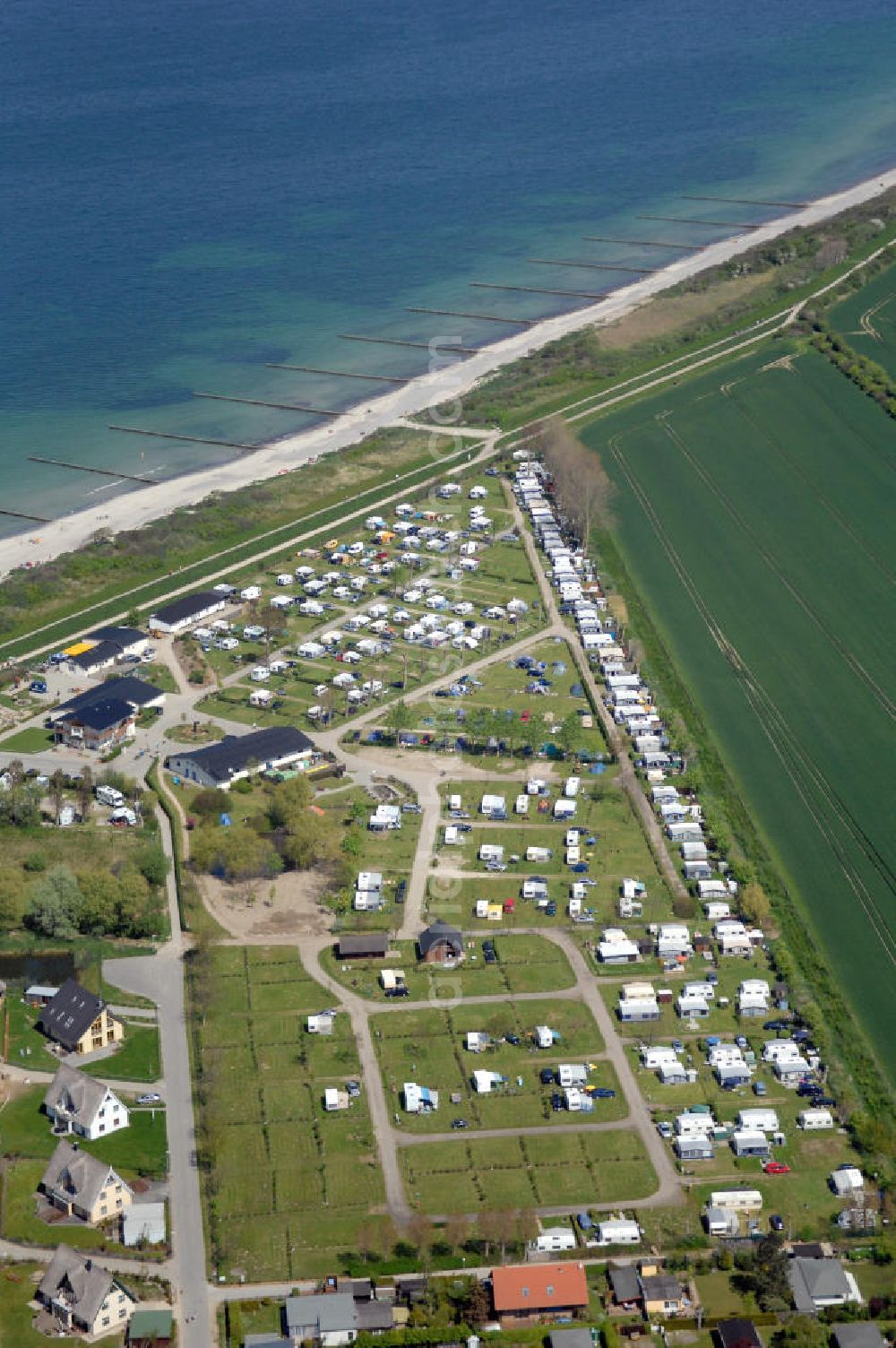 Börgerende-Rethwisch from the bird's eye view: Blick auf das Feriencamp Börgerende und Umland. Das Camp bietet Ferienhäuser und auf 7 ha parzellierte Komfortstellplätze. Adresse: Ferien-Camp Börgerende, Deichstraße 16, 18211 Börgerende, Tel. +49 (0)38203 81126, Fax +49 (0)38203 81284, Email info@ostseeferiencamp.de;