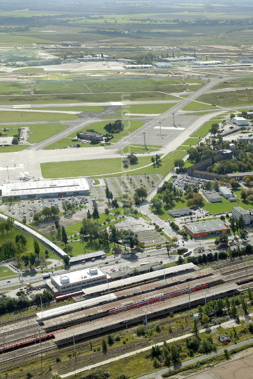 Schönefeld from the bird's eye view: Blick auf den Fern- und S- Bahnhof am Flughafen Schönefeld, BBI. View of the suburban train and train station at Schönefeld airport, BBI.