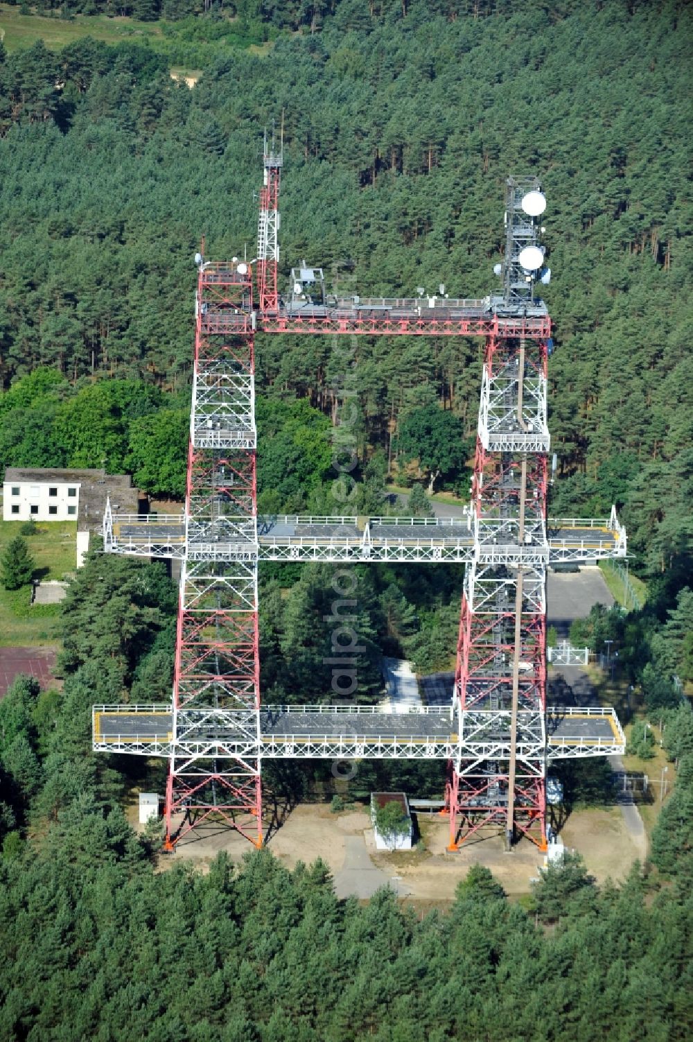 Gusborn from the bird's eye view: View of the telecommunications tower Torii Tower near Gusborn in Lower Saxony. The 1972 built steel lattice tower is designed as a twin-tower and was made ??in the USA. While it originally served as a listening post, it is now an antenna support for public safety and mobile phones