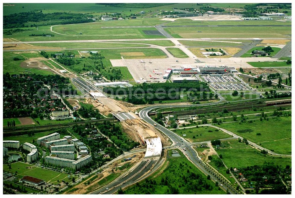 Aerial image Schönefeld - 08.06.2005 Blick auf die fertig gestellte Zufahrtbrücke am Stadtautobahnzubringer am S-Bahnhof Berlin-Schönefeld. Ein Projekt der Schälerbau Berlin GmbH Baustelle der Schälerbau Berlin GmbH