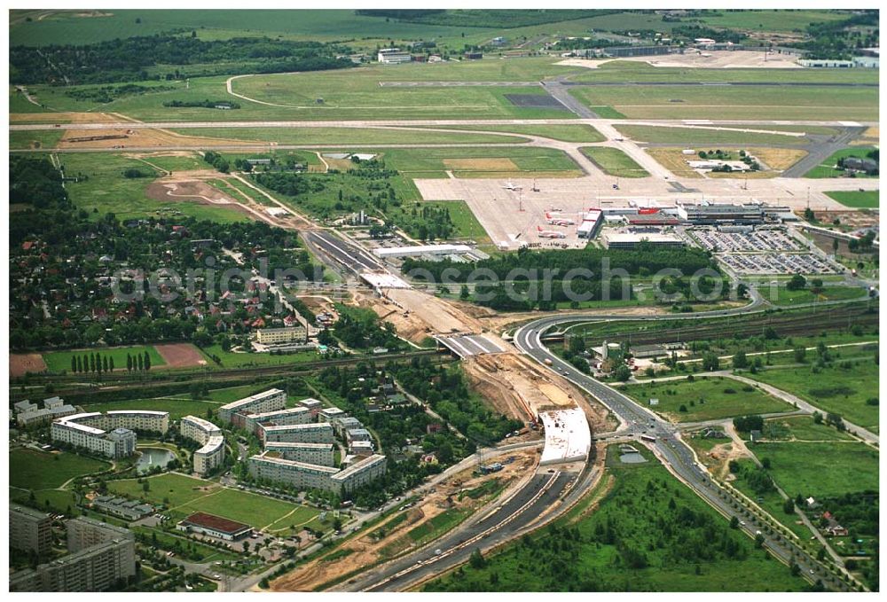 Aerial image Schönefeld - 08.06.2005 Blick auf die fertig gestellte Zufahrtbrücke am Stadtautobahnzubringer am S-Bahnhof Berlin-Schönefeld. Ein Projekt der Schälerbau Berlin GmbH Baustelle der Schälerbau Berlin GmbH