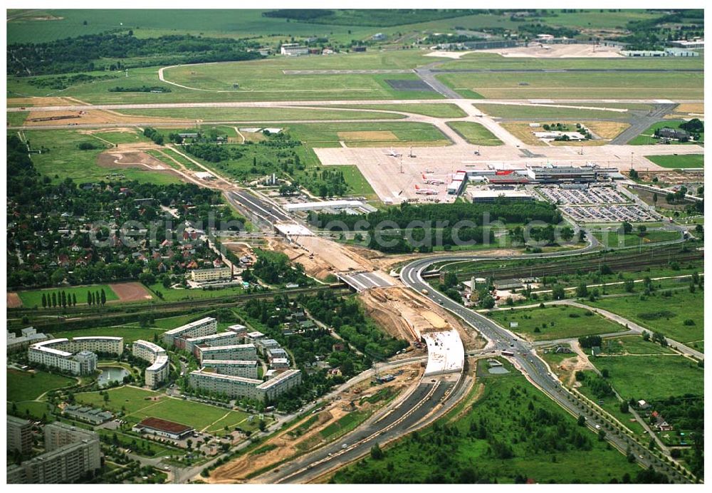 Aerial photograph Schönefeld - 08.06.2005 Blick auf die fertig gestellte Zufahrtbrücke am Stadtautobahnzubringer am S-Bahnhof Berlin-Schönefeld. Ein Projekt der Schälerbau Berlin GmbH Baustelle der Schälerbau Berlin GmbH