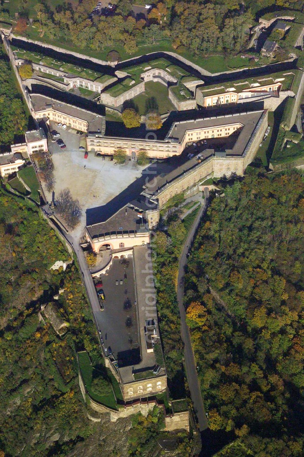 Koblenz from the bird's eye view: 28.10 2005 Koblenz / Rheinland Pfalz, Blick auf die Festung Ehrenbreitstein im gleichnamigen Stadtviertel von Koblenz. Um die Mitte des 10. Jahrhundert erbaute ein Ehrembrecht aus dem Lahngauisch-Konradinischen Herzogsgeschlecht hier eine Burg. Besucher aus aller Welt kommen auf den Ehrenbreitstein, nicht nur wegen der architektonischen Schönheit und der Museen, sondern vor allem wegen der prächtigen Lage über den beiden Flüssen.