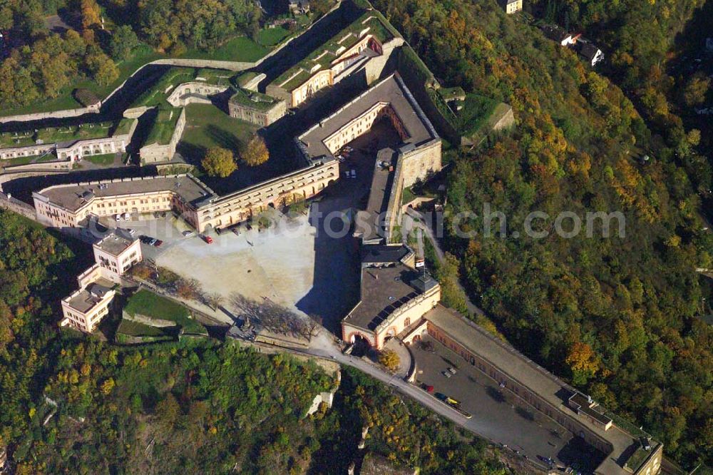 Koblenz from above - 28.10 2005 Koblenz / Rheinland Pfalz, Blick auf die Festung Ehrenbreitstein im gleichnamigen Stadtviertel von Koblenz. Um die Mitte des 10. Jahrhundert erbaute ein Ehrembrecht aus dem Lahngauisch-Konradinischen Herzogsgeschlecht hier eine Burg. Besucher aus aller Welt kommen auf den Ehrenbreitstein, nicht nur wegen der architektonischen Schönheit und der Museen, sondern vor allem wegen der prächtigen Lage über den beiden Flüssen.