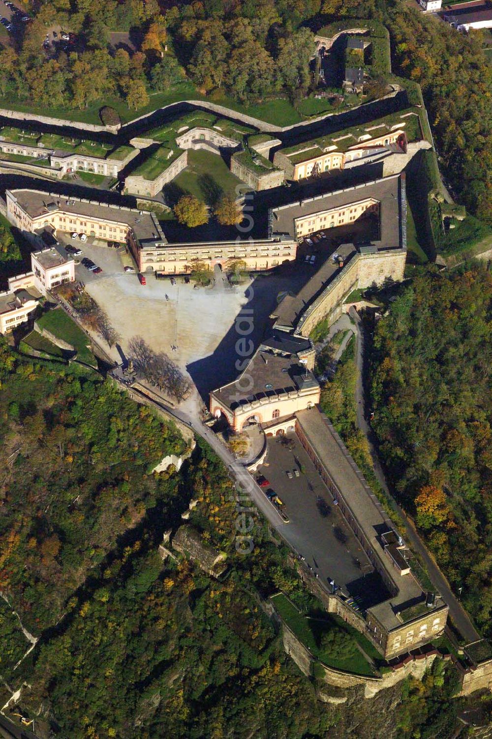 Koblenz from the bird's eye view: 28.10 2005 Koblenz / Rheinland Pfalz, Blick auf die Festung Ehrenbreitstein im gleichnamigen Stadtviertel von Koblenz. Um die Mitte des 10. Jahrhundert erbaute ein Ehrembrecht aus dem Lahngauisch-Konradinischen Herzogsgeschlecht hier eine Burg. Besucher aus aller Welt kommen auf den Ehrenbreitstein, nicht nur wegen der architektonischen Schönheit und der Museen, sondern vor allem wegen der prächtigen Lage über den beiden Flüssen.