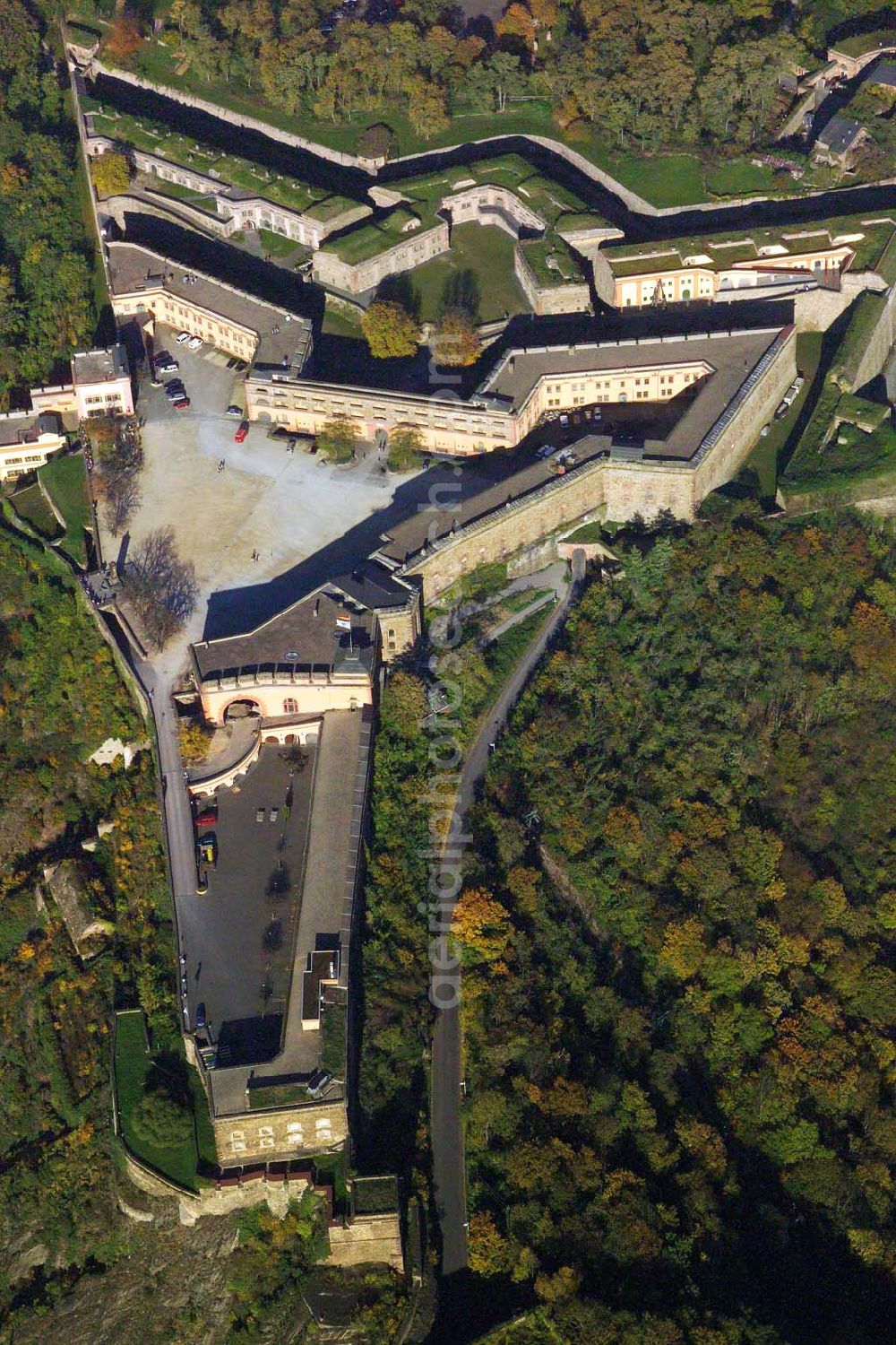 Koblenz from above - 28.10 2005 Koblenz / Rheinland Pfalz, Blick auf die Festung Ehrenbreitstein im gleichnamigen Stadtviertel von Koblenz. Um die Mitte des 10. Jahrhundert erbaute ein Ehrembrecht aus dem Lahngauisch-Konradinischen Herzogsgeschlecht hier eine Burg. Besucher aus aller Welt kommen auf den Ehrenbreitstein, nicht nur wegen der architektonischen Schönheit und der Museen, sondern vor allem wegen der prächtigen Lage über den beiden Flüssen.