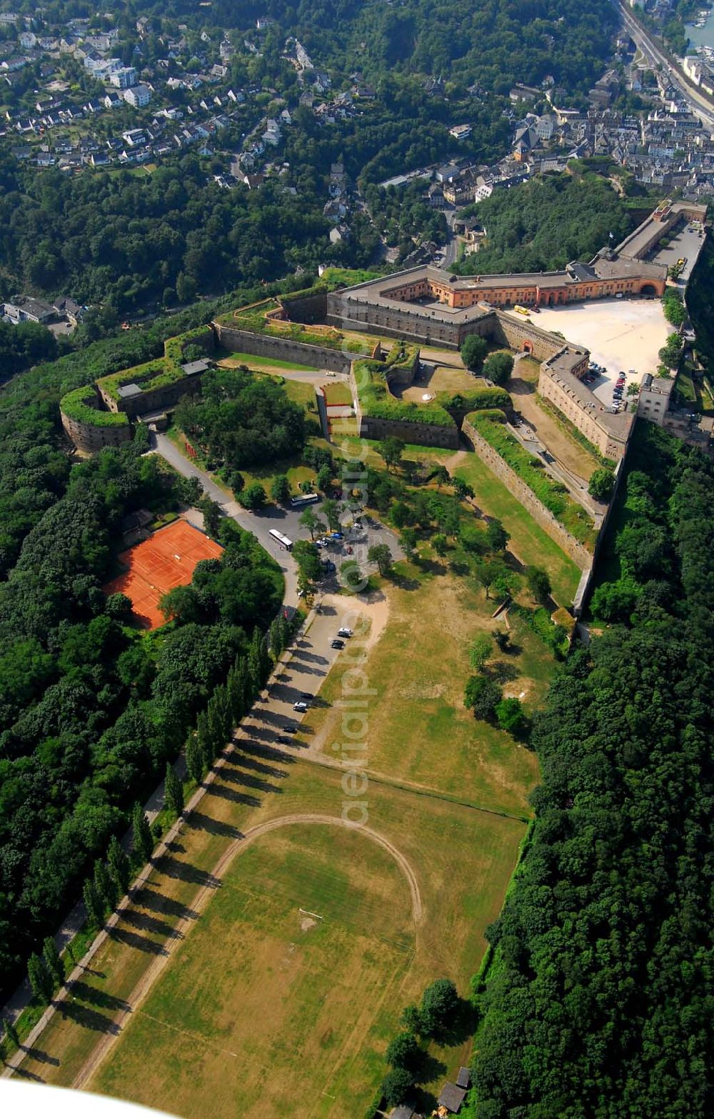 Koblenz from the bird's eye view: Blick auf die Festung Ehrenbreitstein in Koblenz. Die Festung Ehrenbreitsten wurde im 16. Jhd. auf der ursprünglichen Burganlage aus dem 11. Jhd. errichtet. Sie war zuerst eine kurtrierischen, später eine preußische Festung. Nachdem die barocke Anlage in der Französischen Revolution gesprengt wurden, wurde sie zwischen 1817 und 1828 neu errichtet. Heute befindet sich hier das Landesmuseum Koblenz und eine Jugendherberge. Seit 2002 ist sie Teil des UNESCO-Weltkulturerbes. Kontakt Landesmuseum: Landesmuseum Koblenz, Festung Ehrenbreitstein, 56077 Koblenz, Telefon.: 02 61/66 75-0, Telefax: 02 61/70 19 89,