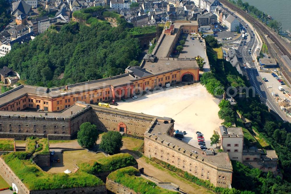 Koblenz from above - Blick auf die Festung Ehrenbreitstein in Koblenz. Die Festung Ehrenbreitsten wurde im 16. Jhd. auf der ursprünglichen Burganlage aus dem 11. Jhd. errichtet. Sie war zuerst eine kurtrierischen, später eine preußische Festung. Nachdem die barocke Anlage in der Französischen Revolution gesprengt wurden, wurde sie zwischen 1817 und 1828 neu errichtet. Heute befindet sich hier das Landesmuseum Koblenz und eine Jugendherberge. Seit 2002 ist sie Teil des UNESCO-Weltkulturerbes. Kontakt Landesmuseum: Landesmuseum Koblenz, Festung Ehrenbreitstein, 56077 Koblenz, Telefon.: 02 61/66 75-0, Telefax: 02 61/70 19 89,