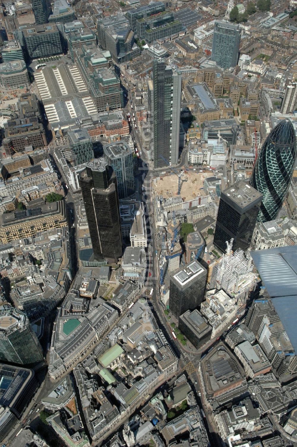 London from the bird's eye view: View of the financial district of the City of London, London. On display are several skyscrapers, like the 2004-based 180-meter high skyscraper 30 St Mary Axe, and the 183 meters high tower Tower 42, which was completed in 1980