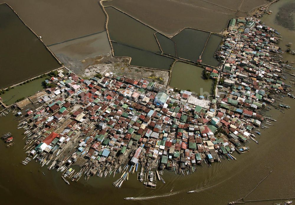 Aerial image Lingayen - Blick auf ein Fischerdorf am Fluss. Die Fischer leben oftmals mit ihren Familien in ärmlichen Hütten aus Blech. View on a fishing village. Often, the fisher live with their families in corrugated-iron huts.