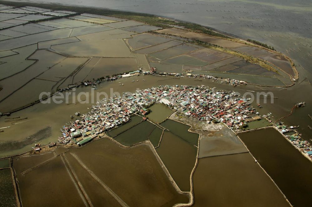 Lingayen from the bird's eye view: Blick auf ein Fischerdorf am Fluss. Die Fischer leben oftmals mit ihren Familien in ärmlichen Hütten aus Blech. View on a fishing village. Often, the fisher live with their families in corrugated-iron huts.