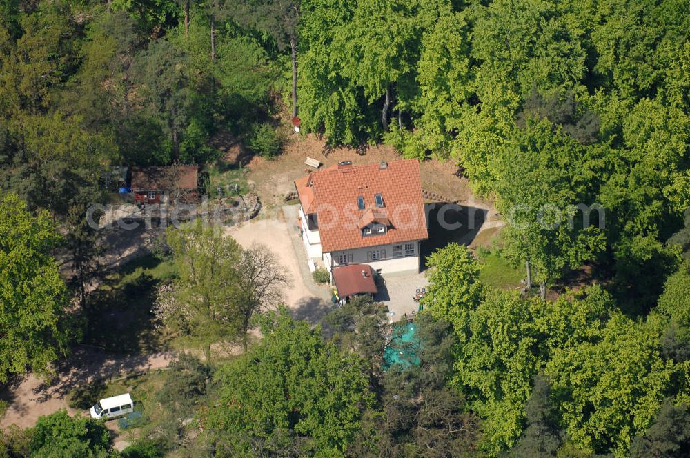 Aerial image Ostseebad Sellin - Das Flair Hotel Haus Lindequist wurde im Jahre 1906 als Ferienhaus für Friedrich von Lindequist gebaut, dem einzigen zivilen Generalgouverneur der Kolonie Deutsch-Südwestafrika. Nach einer grundlegenden Renovierung ist das Haus seit 2002 ein 3 Sterne-Hotel. Insgesamt 17 Doppelzimmer, davon befinden sich 7 der Zimmer im Haupthaus und 10 in zwei Waldhäusern, 150 Meter hinter dem Haupthaus. Im dritten Waldhaus „Dorothea“ sind zusätzlich 2 große Ferienwohnungen für bis zu 6 Personen eingerichtet. Geführt wird es heute vom Urenkel Carlo Barzaghi. Kontakt: Von Lindequist Weg 1, 18589 Ostseebad Sellin, Tel. 038303 950-0, Fax -35, E-mail: info@haus-lindequist.de