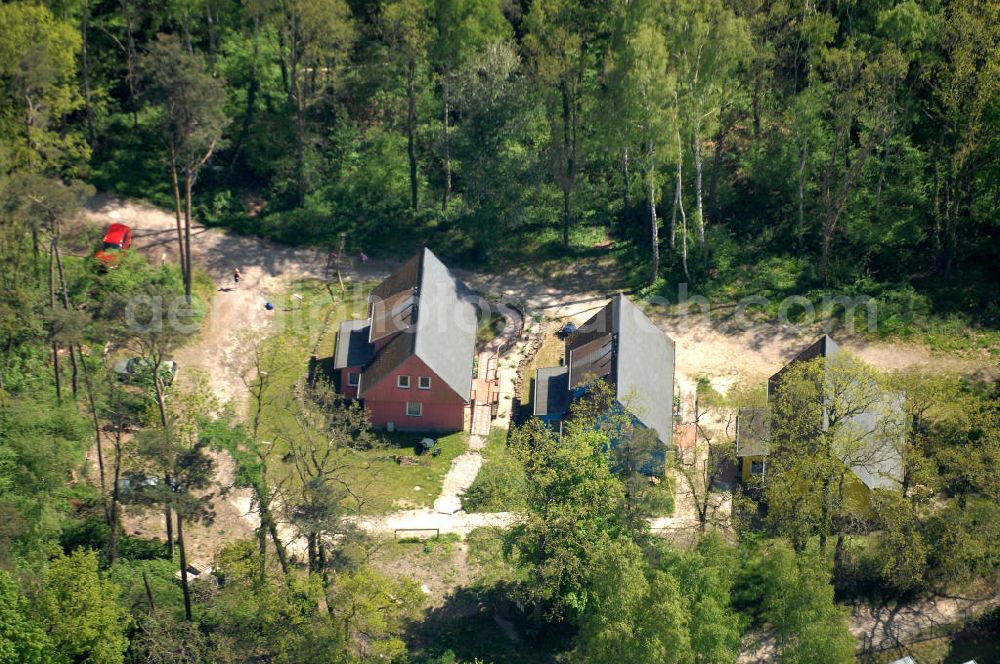 Aerial image Ostseebad Sellin - Das Flair Hotel Haus Lindequist wurde im Jahre 1906 als Ferienhaus für Friedrich von Lindequist gebaut, dem einzigen zivilen Generalgouverneur der Kolonie Deutsch-Südwestafrika. Nach einer grundlegenden Renovierung ist das Haus seit 2002 ein 3 Sterne-Hotel. Insgesamt 17 Doppelzimmer, davon befinden sich 7 der Zimmer im Haupthaus und 10 in zwei Waldhäusern, 150 Meter hinter dem Haupthaus. Im dritten Waldhaus „Dorothea“ sind zusätzlich 2 große Ferienwohnungen für bis zu 6 Personen eingerichtet. Geführt wird es heute vom Urenkel Carlo Barzaghi. Kontakt: Von Lindequist Weg 1, 18589 Ostseebad Sellin, Tel. 038303 950-0, Fax -35, E-mail: info@haus-lindequist.de