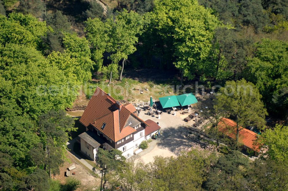 Ostseebad Sellin from above - Das Flair Hotel Haus Lindequist wurde im Jahre 1906 als Ferienhaus für Friedrich von Lindequist gebaut, dem einzigen zivilen Generalgouverneur der Kolonie Deutsch-Südwestafrika. Nach einer grundlegenden Renovierung ist das Haus seit 2002 ein 3 Sterne-Hotel. Insgesamt 17 Doppelzimmer, davon befinden sich 7 der Zimmer im Haupthaus und 10 in zwei Waldhäusern, 150 Meter hinter dem Haupthaus. Im dritten Waldhaus „Dorothea“ sind zusätzlich 2 große Ferienwohnungen für bis zu 6 Personen eingerichtet. Geführt wird es heute vom Urenkel Carlo Barzaghi. Kontakt: Von Lindequist Weg 1, 18589 Ostseebad Sellin, Tel. 038303 950-0, Fax -35, E-mail: info@haus-lindequist.de