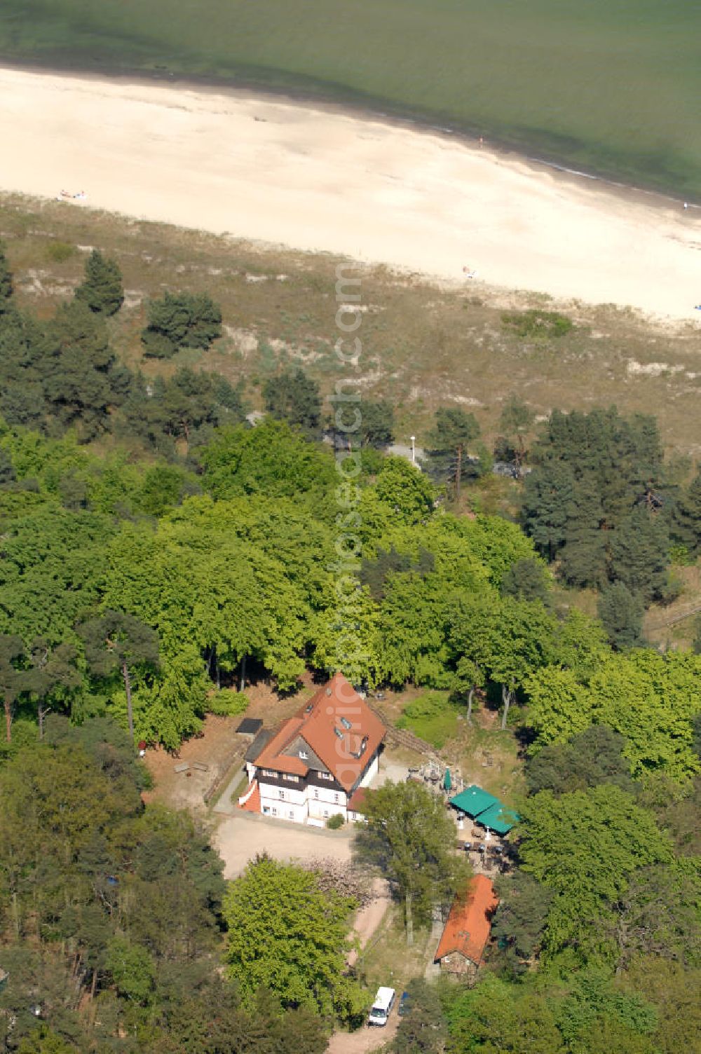 Aerial photograph Ostseebad Sellin - Das Flair Hotel Haus Lindequist wurde im Jahre 1906 als Ferienhaus für Friedrich von Lindequist gebaut, dem einzigen zivilen Generalgouverneur der Kolonie Deutsch-Südwestafrika. Nach einer grundlegenden Renovierung ist das Haus seit 2002 ein 3 Sterne-Hotel. Insgesamt 17 Doppelzimmer, davon befinden sich 7 der Zimmer im Haupthaus und 10 in zwei Waldhäusern, 150 Meter hinter dem Haupthaus. Im dritten Waldhaus „Dorothea“ sind zusätzlich 2 große Ferienwohnungen für bis zu 6 Personen eingerichtet. Geführt wird es heute vom Urenkel Carlo Barzaghi. Kontakt: Von Lindequist Weg 1, 18589 Ostseebad Sellin, Tel. 038303 950-0, Fax -35, E-mail: info@haus-lindequist.de