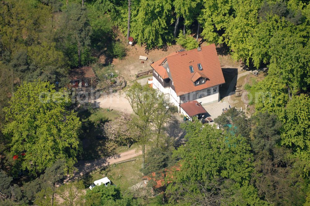 Aerial photograph Ostseebad Sellin - Das Flair Hotel Haus Lindequist wurde im Jahre 1906 als Ferienhaus für Friedrich von Lindequist gebaut, dem einzigen zivilen Generalgouverneur der Kolonie Deutsch-Südwestafrika. Nach einer grundlegenden Renovierung ist das Haus seit 2002 ein 3 Sterne-Hotel. Insgesamt 17 Doppelzimmer, davon befinden sich 7 der Zimmer im Haupthaus und 10 in zwei Waldhäusern, 150 Meter hinter dem Haupthaus. Im dritten Waldhaus „Dorothea“ sind zusätzlich 2 große Ferienwohnungen für bis zu 6 Personen eingerichtet. Geführt wird es heute vom Urenkel Carlo Barzaghi. Kontakt: Von Lindequist Weg 1, 18589 Ostseebad Sellin, Tel. 038303 950-0, Fax -35, E-mail: info@haus-lindequist.de